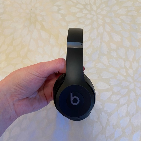 Beats Solo 4 Bluetooth Wireless On-Ear Headphones - Picture 13 of 15